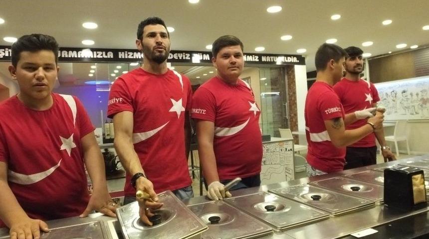 Ak&ccedil;ay&rsquo;da Dondumacılar Ay Yıldızlı Tiş&ouml;rt Giydi