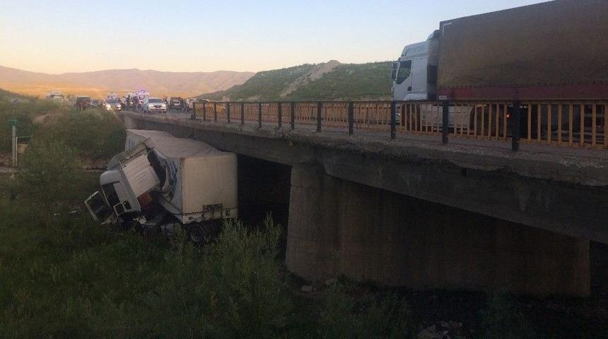 Erzurum&rsquo;da Tır K&ouml;pr&uuml;den U&ccedil;tu: 1 Yaralı