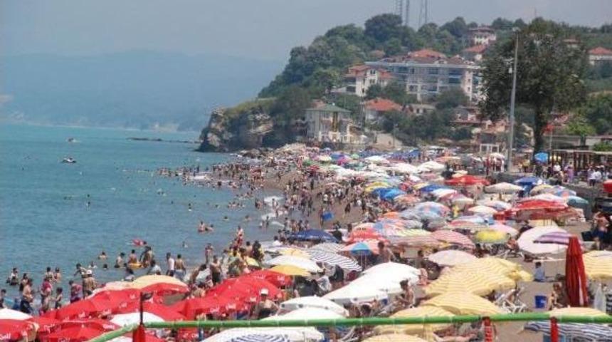 Ak&ccedil;akoca Sahili Doldu Taştı