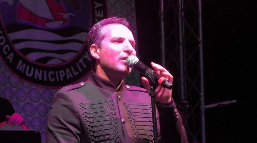 &Uuml;nl&uuml; Şarkıcı Sahnede Bayramları Karıştırdı