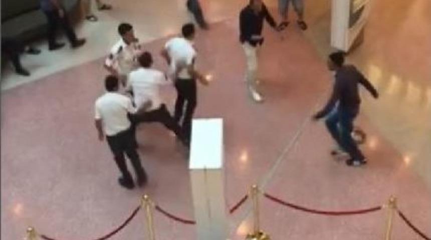 Avm'de Bı&ccedil;ak Kovalamacası