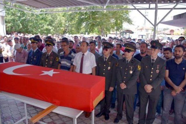 Trafik Kazasında Ölen Firari Er, Toprağa Verildi