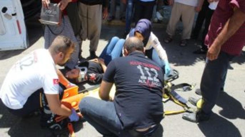 Karşıdan Karşıya Ge&ccedil;mek İsteyen Kadına Otomobil &Ccedil;arptı