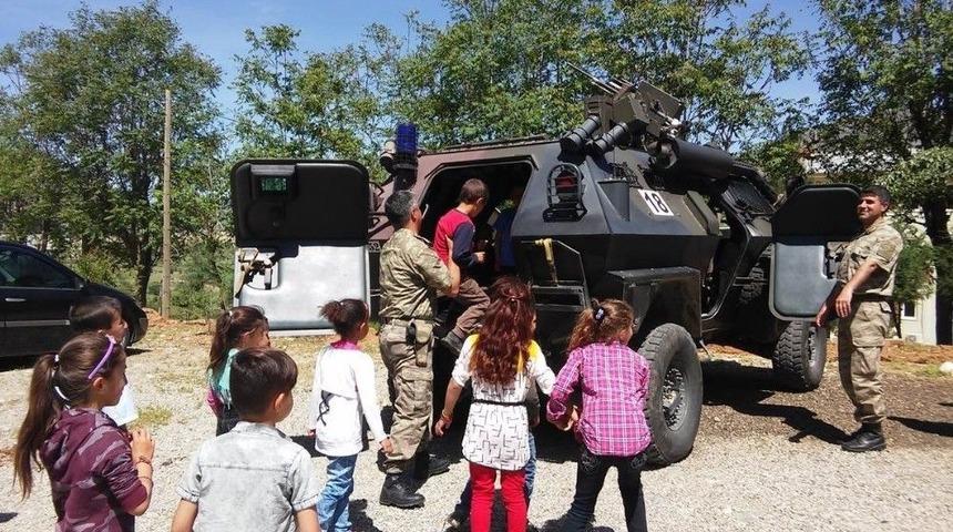 &Ccedil;ocuklara Polis Ve Jandarma Tanıtıldı