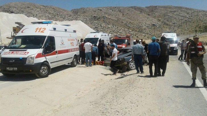 Otomobil İle Hafif Ticari Araç Çarpıştı: 15 Yaralı G1