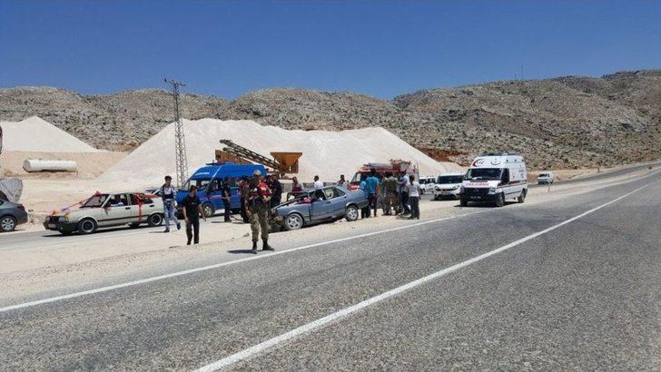 Otomobil İle Hafif Ticari Araç Çarpıştı: 15 Yaralı G4