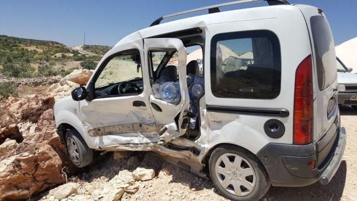 Otomobil İle Hafif Ticari Araç Çarpıştı: 15 Yaralı G5