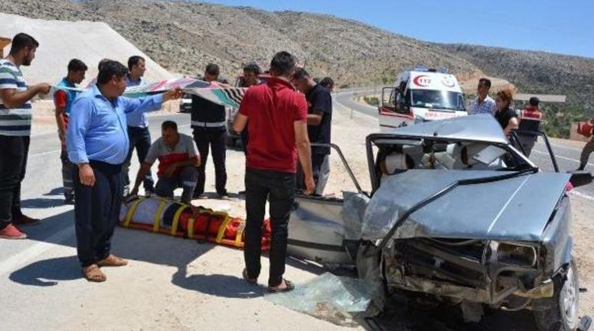 10 Kişinin Bulunduğu Otomobil, Hafif Ticari Çarptı: 16 Yaralı