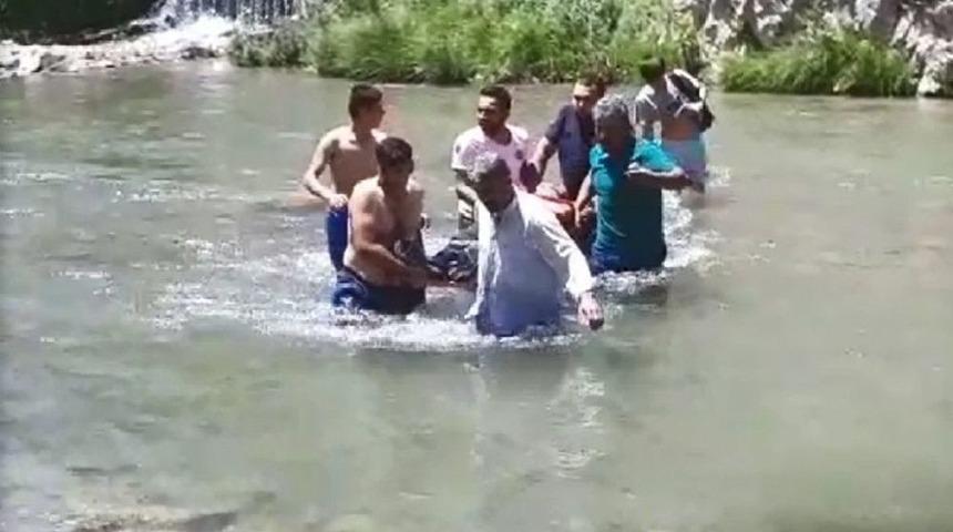 Borunun &Uuml;st&uuml;nden Ge&ccedil;erken Suya D&uuml;şen Gen&ccedil;, &Ouml;l&uuml;mden D&ouml;nd&uuml;