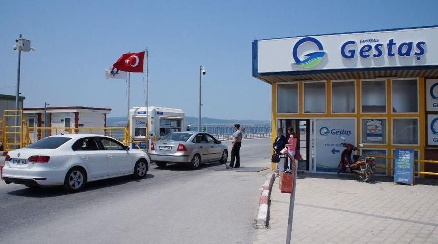 Lapseki Ve &Ccedil;ardak İskelesinde Uzun Ara&ccedil; Kuyrukları Oluştu