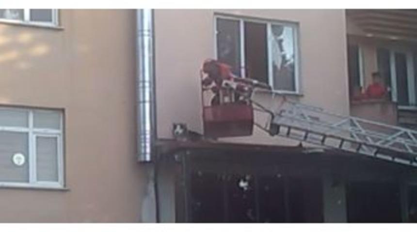 Tente &Uuml;st&uuml;nde Mahsur Kalan K&ouml;peğin Yardımına İtfaiye Yetişti