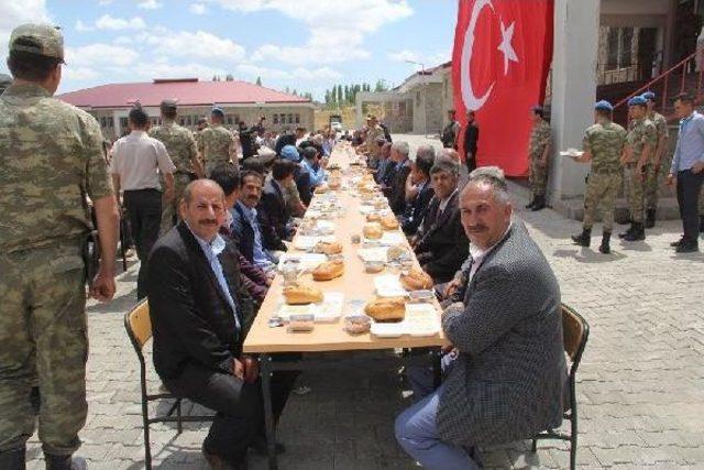 Başkale'de Emekli Olan Güvenlik Korucularına Veda Yemeği