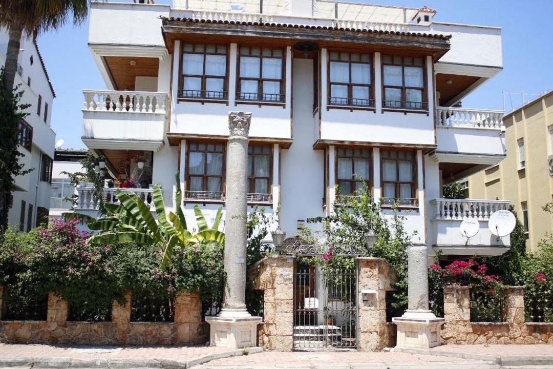 2 Bin Yıllık S&uuml;tunların Bir Apartmanın &Ouml;n&uuml;ne Konulmasına Tepki