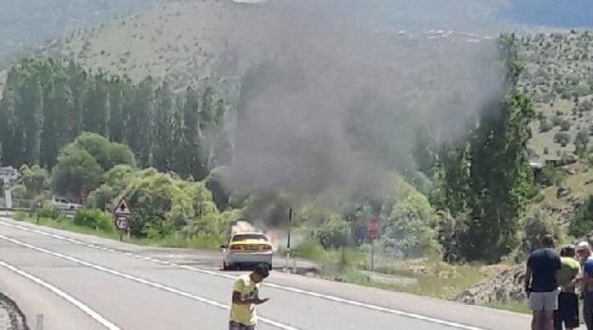 Hareket Halinde Tutuşan Otomobil Alev Alev Yandı