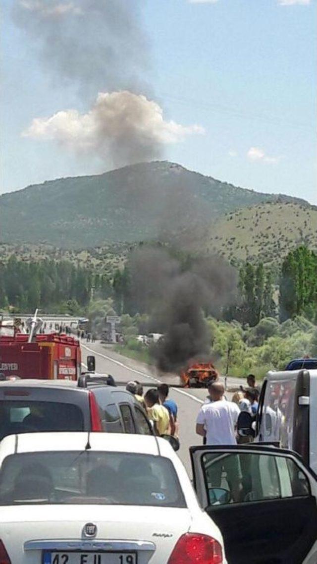 Hareket Halinde Tutuşan Otomobil Alev Alev Yandı