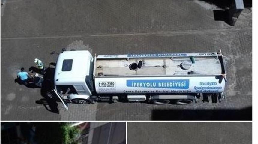 7 Yıl Aradan Sonra Sokakları Tazyikli Su İle Yıkanan Vatandaş, İş&ccedil;ilere İkramda Bulundu