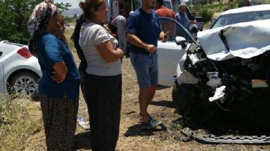 G&ouml;lbaşı'nda Iki Otomobil &Ccedil;arpıştı: 8 Yaralı