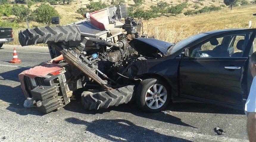 Otomobil İle Traktör Çarpıştı: 7 Yaralı