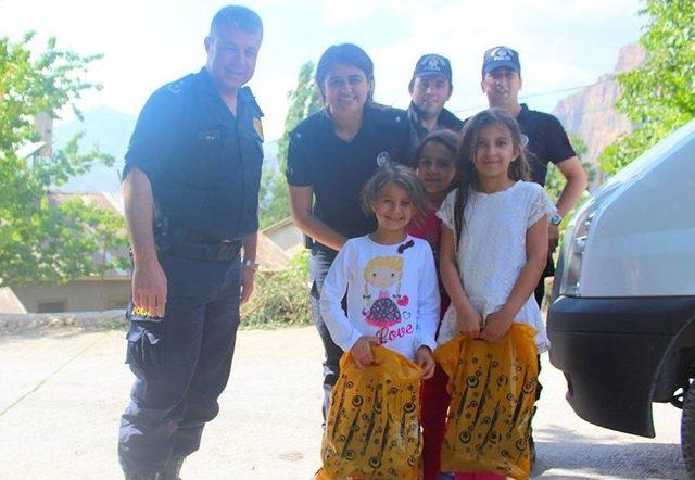 Hakkari Polisi Sınırdaki Çocukları Sevindirdi