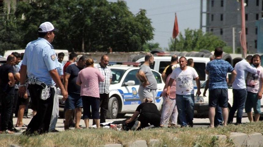 Adana&rsquo;da Kamyonet Motosiklete &Ccedil;arptı: 1 &Ouml;l&uuml;, 1 Yaralı