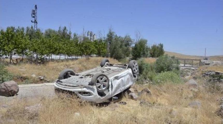 Sollarken Tır'a &Ccedil;arpan Otomobil Devrildi: 4 Yaralı