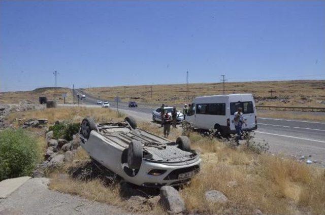 Sollarken Tır'a Çarpan Otomobil Devrildi: 4 Yaralı