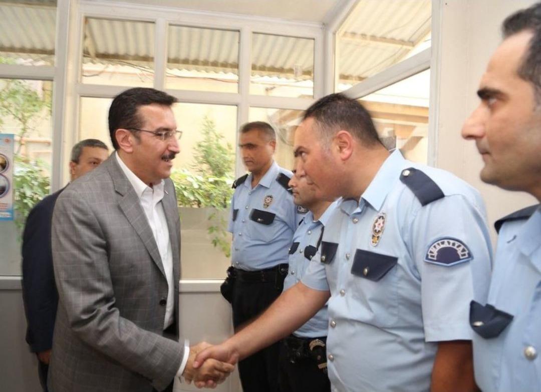 Bakan T&uuml;fenkci G&uuml;venlik G&uuml;&ccedil;leri İle Bayramlaştı