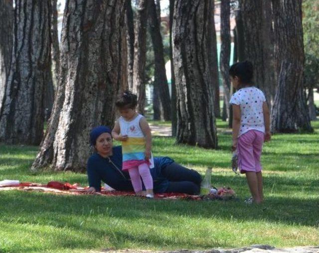 Sıcaktan Bunalan Vatandaşlar Parklara Akın Etti