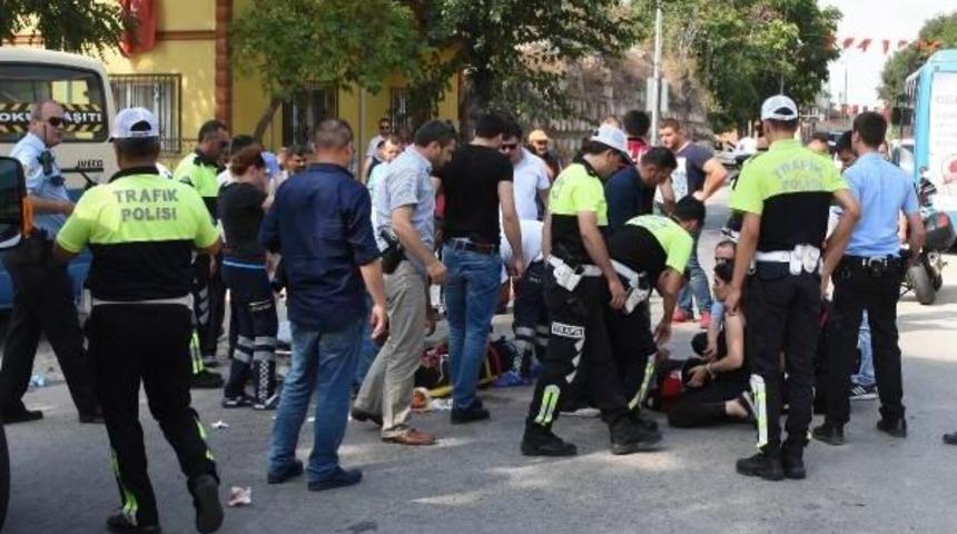 Hırsızlık Ihbarına Giden Motosikletli Yunus Timi Minib&uuml;sle &Ccedil;arpıştı: 2 Polis Yaralı
