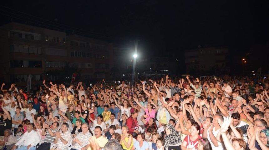 Karacabeyliler, Tarık Meng&uuml;&ccedil;&rsquo;&uuml;n Şarkılarıyla Coştu