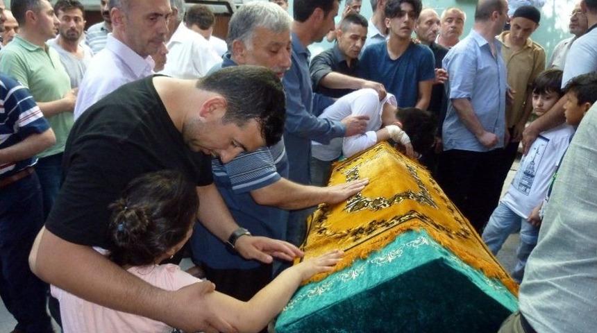 Bıçaklandığı Camiden Cenazesi Kaldırıldı