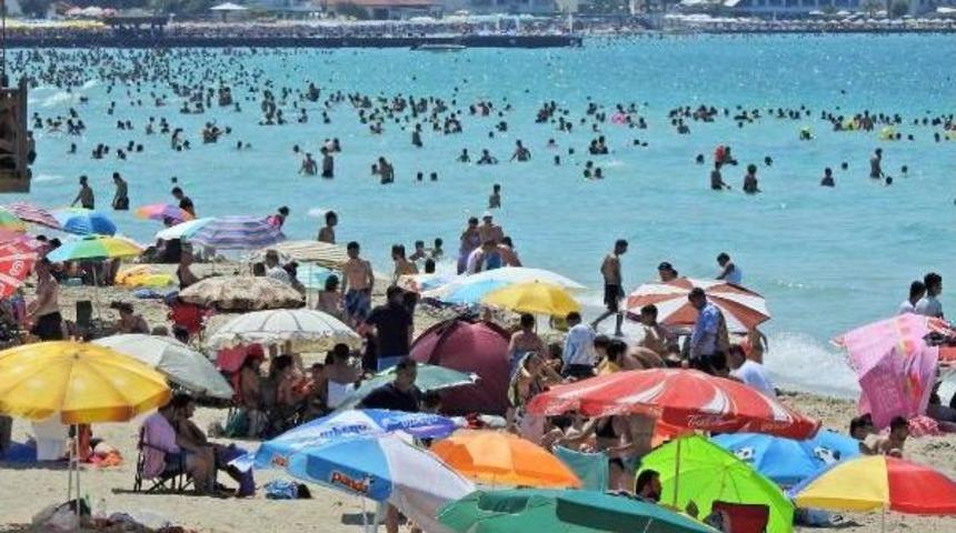 Tatilciler Çeşme Sahilini Doldurdu