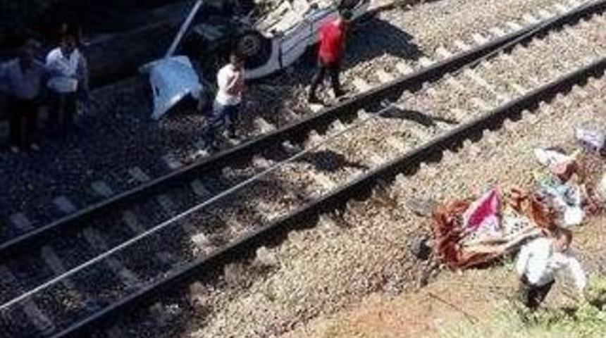 Kaza Yapan Otomobil K&ouml;pr&uuml;den Tren Yoluna D&uuml;şt&uuml;: 1 &Ouml;l&uuml;