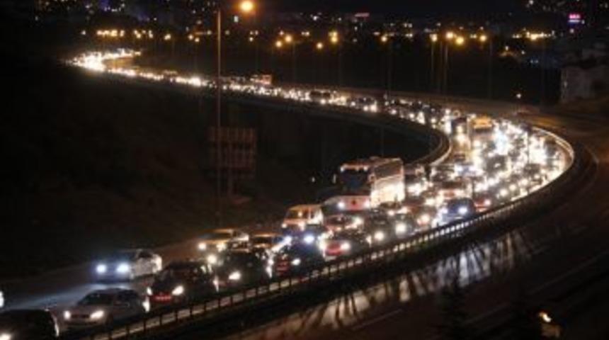 Tatilciler D&ouml;n&uuml;ş Yolunda Trafikte Kaldı