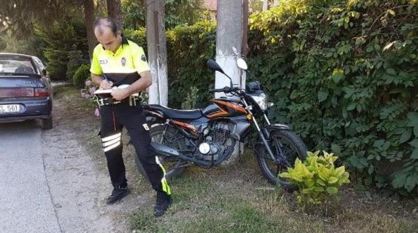 Kamyonetle &Ccedil;arpışan Motosiklet S&uuml;r&uuml;c&uuml;s&uuml; &Ouml;ld&uuml;