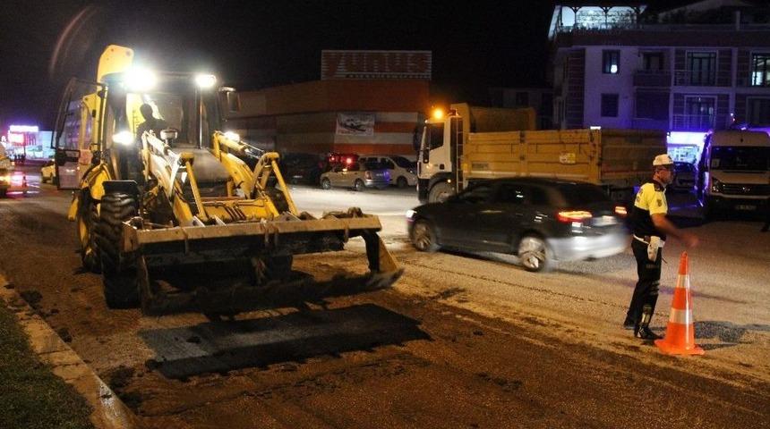 Chp&rsquo;nin Kamp Alanın &Ouml;n&uuml;nde Bulunan Yola Tezek D&ouml;k&uuml;ld&uuml;