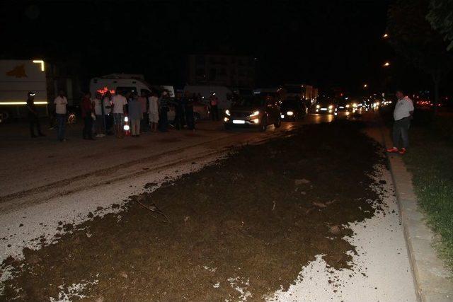 Chp’nin Kamp Alanın Önünde Bulunan Yola Tezek Döküldü