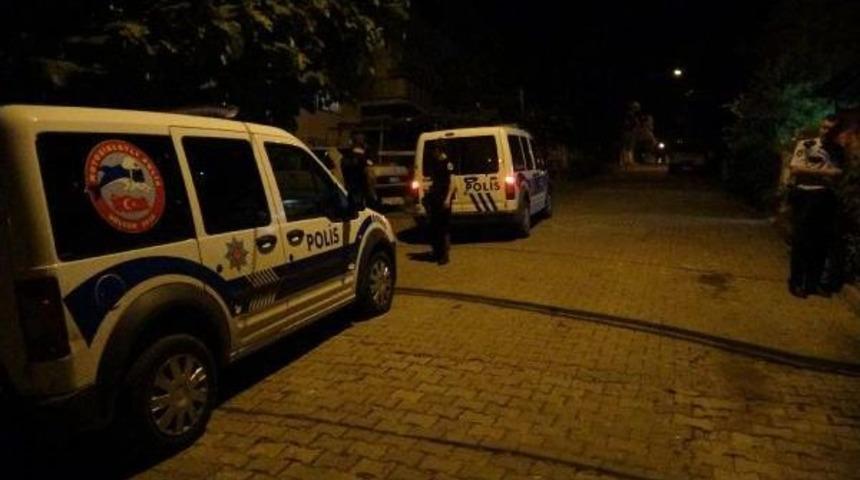 Anneye Dayakta T&uuml;fekler Patladı: 6 Yaralı