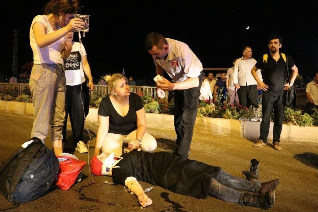 Karşıdan Karşıya Ge&ccedil;mek İsteyen Aileye Cip &Ccedil;arptı Biri Bebek 3 Kişi Yaralandı