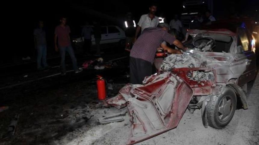 G&ouml;lbaşı'nda Trafik Kazası: 1 &Ouml;l&uuml;, 13 Yaralı