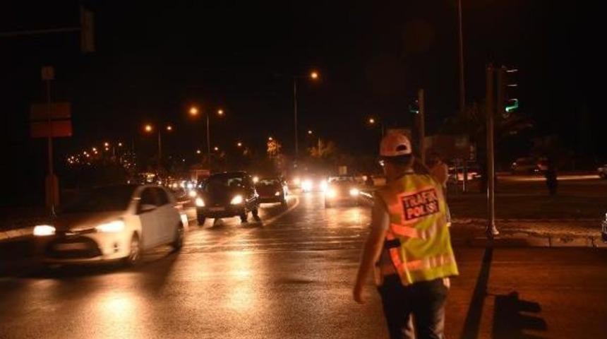 İzmir'de Tatil D&ouml;n&uuml;ş&uuml; Trafik Yoğunluğu&nbsp;