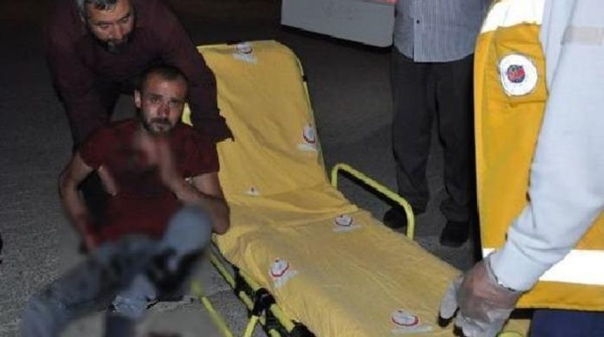 Kavgada Boğazına Saplanan Bı&ccedil;akla Hastaneye Kaldırıldı