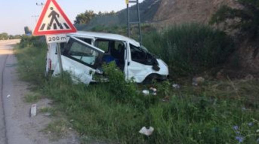 Amasya&rsquo;da Minib&uuml;s Kazası: 10 Yaralı