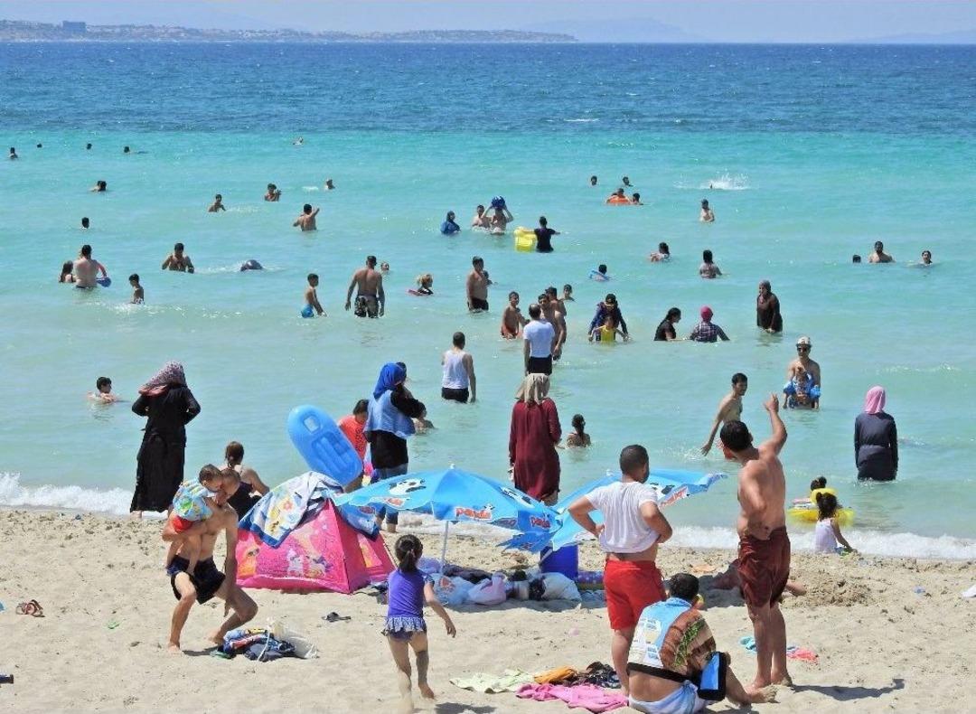 Tatilciler &Ccedil;eşme Plajlarını Doldurdu