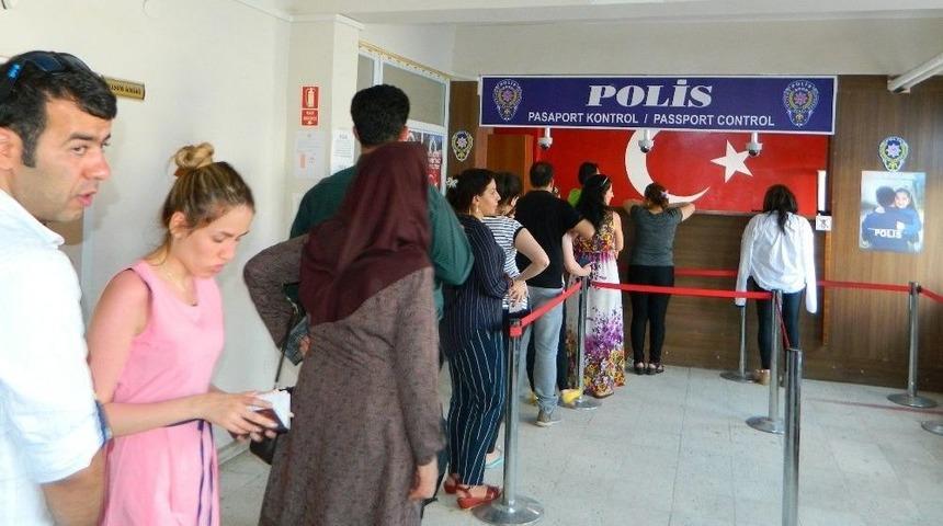 T&uuml;rkg&ouml;z&uuml; Sınır Kapısından Bayramda 4 Bin 692 Kişi Ge&ccedil;iş Yaptı