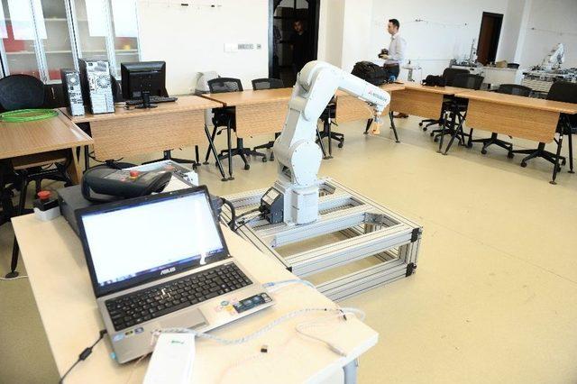 (özel Haber) Üniversite Öğrencisi Robot Kol Yaptı