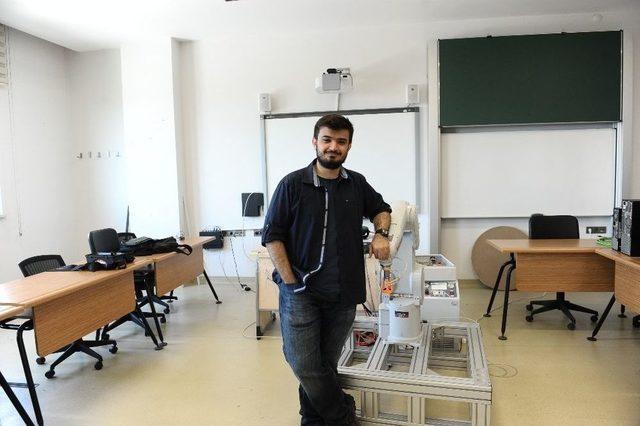 (özel Haber) Üniversite Öğrencisi Robot Kol Yaptı