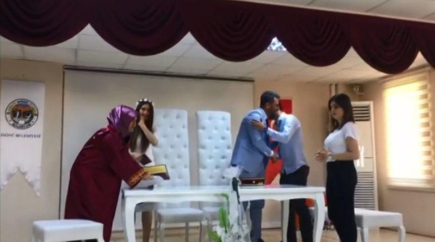 Heyecanlanan Damat, Gelin Yerine Nikah Şahidini &Ouml;pt&uuml;