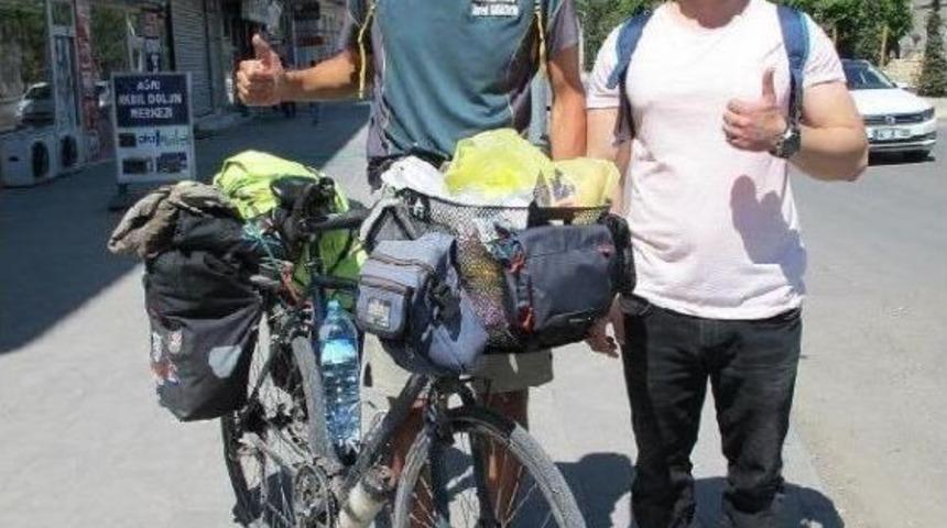 Bisikletiyle D&uuml;nyayı Geziyor