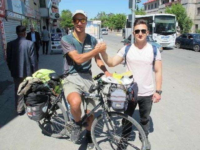 Bisikletiyle Dünyayı Geziyor 1